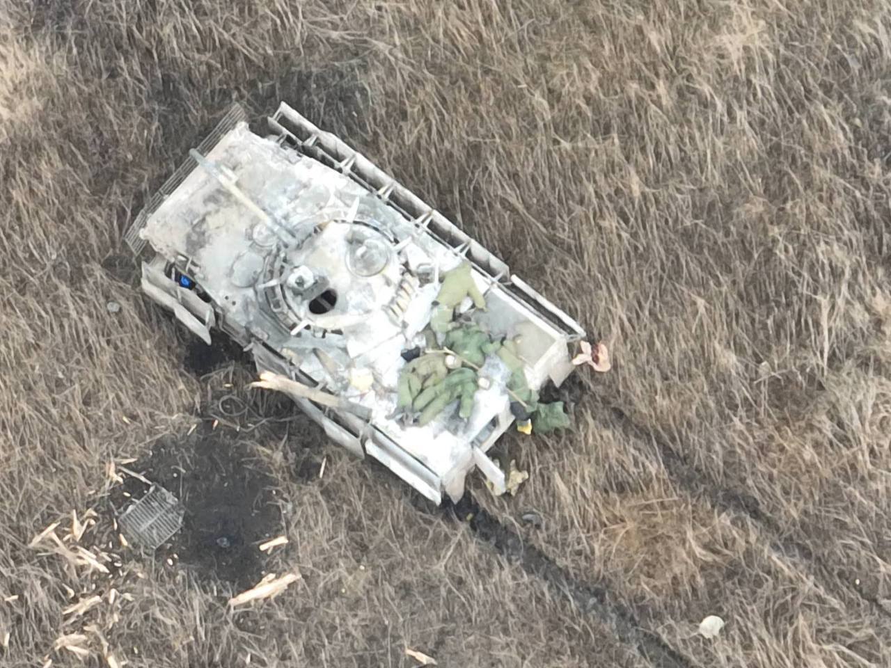 Подбитая российская БМП-3, где в качестве десанта использовались манекены с красными тряпками на лицах