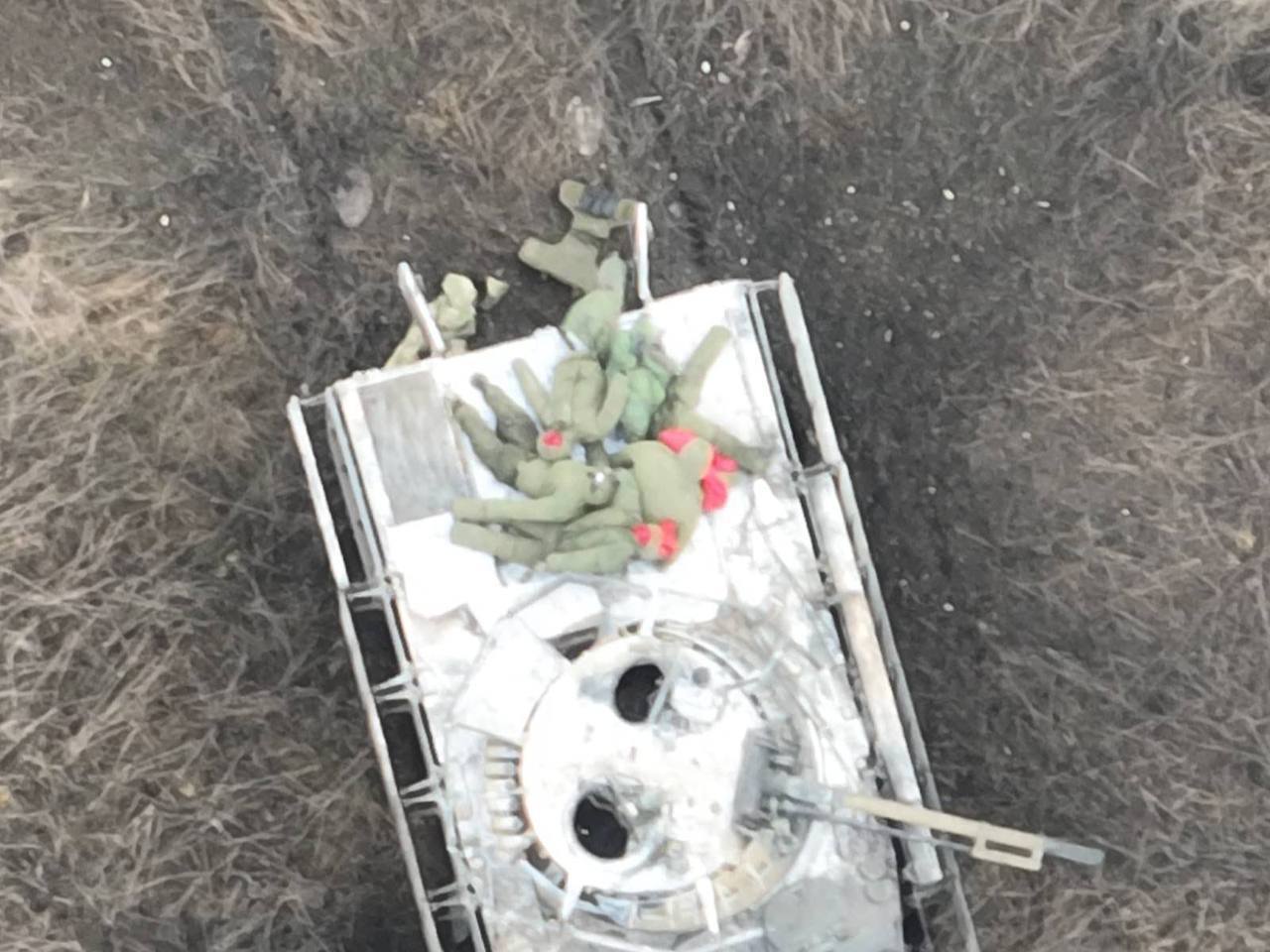 Подбитая российская БМП-3, где в качестве десанта использовались манекены с красными тряпками на лицах