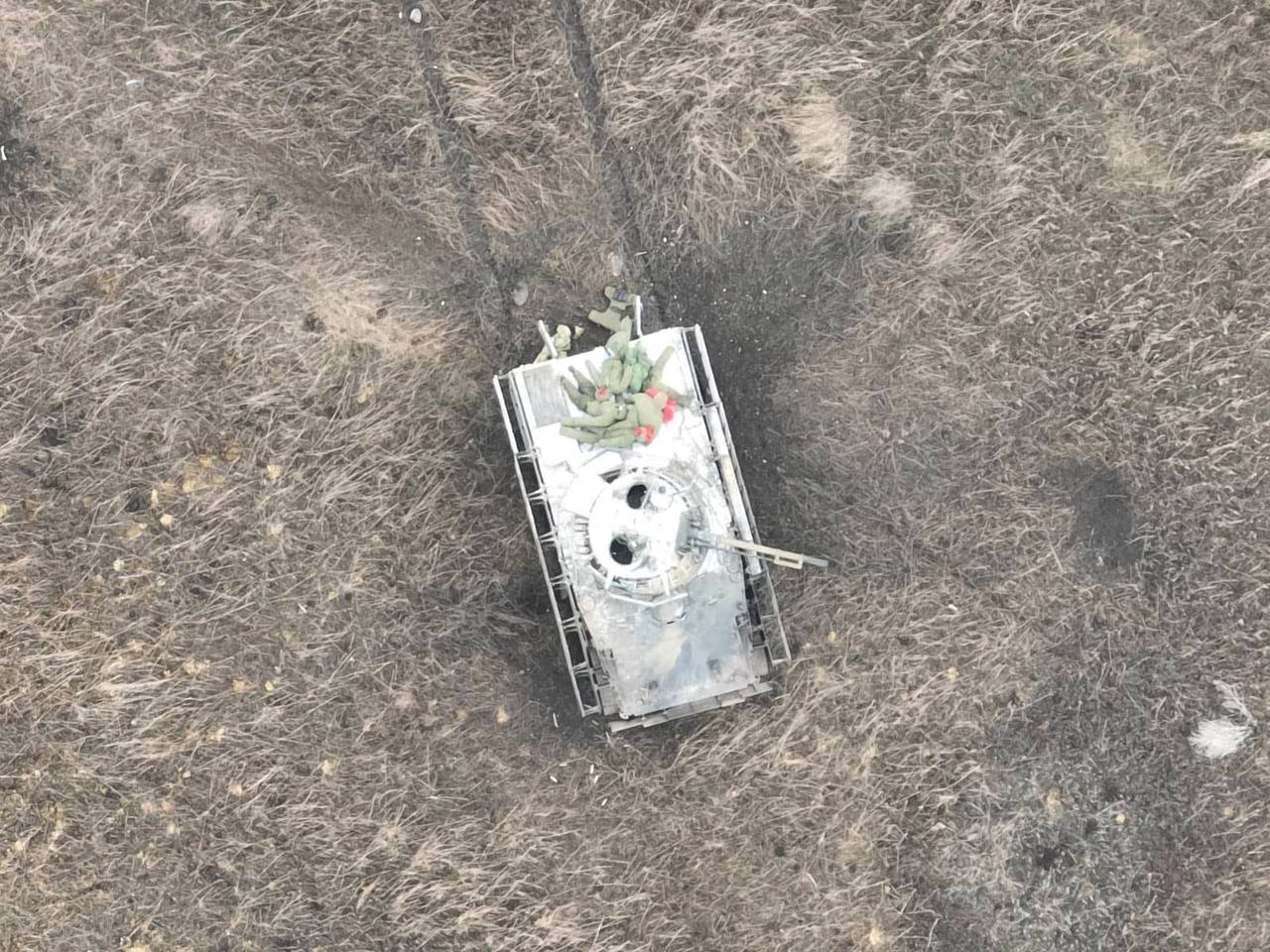 Подбитая российская БМП-3, где в качестве десанта использовались манекены с красными тряпками на лицах