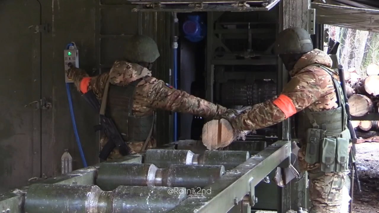 Редкие кадры работы российского войскового лесопильного комплекса ВМЛК-1 на Луганском направлении