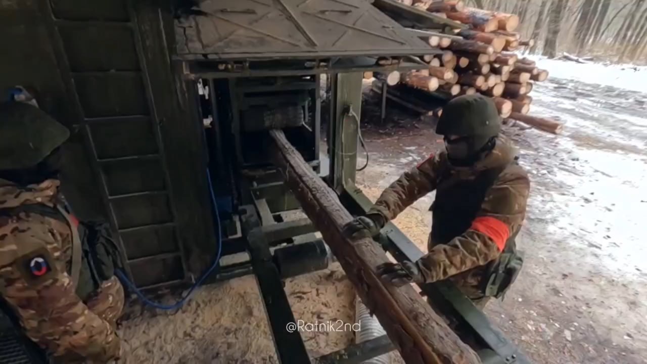 Редкие кадры работы российского войскового лесопильного комплекса ВМЛК-1 на Луганском направлении