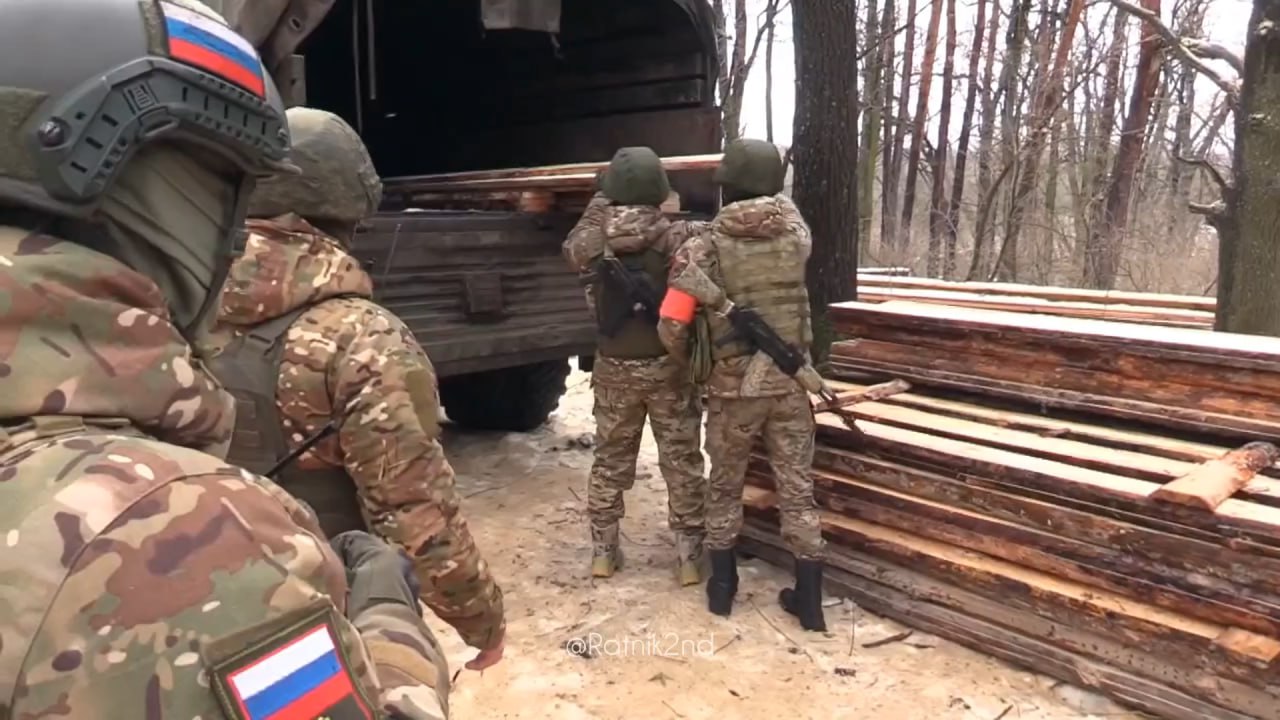 Редкие кадры работы российского войскового лесопильного комплекса ВМЛК-1 на Луганском направлении