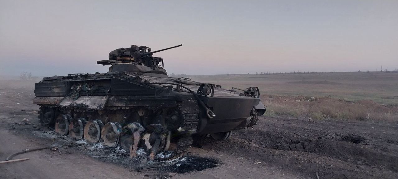 Как в 41-м: колонна немецких БМП форсирует преграду у фронта на Украине и множество пылающих фашистских бронемашин