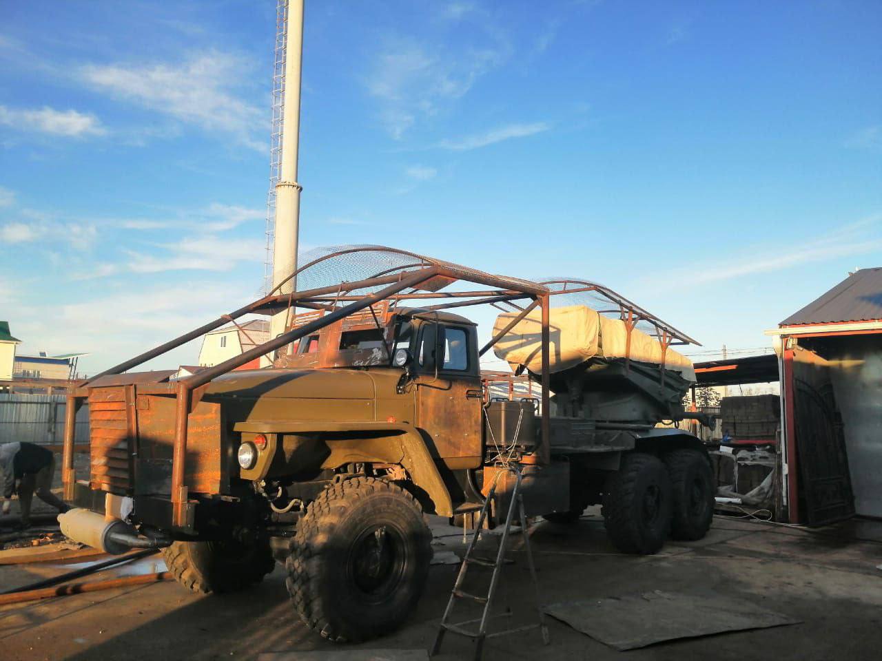 Российский "Град" с наваренной кустарной защитой от дронов