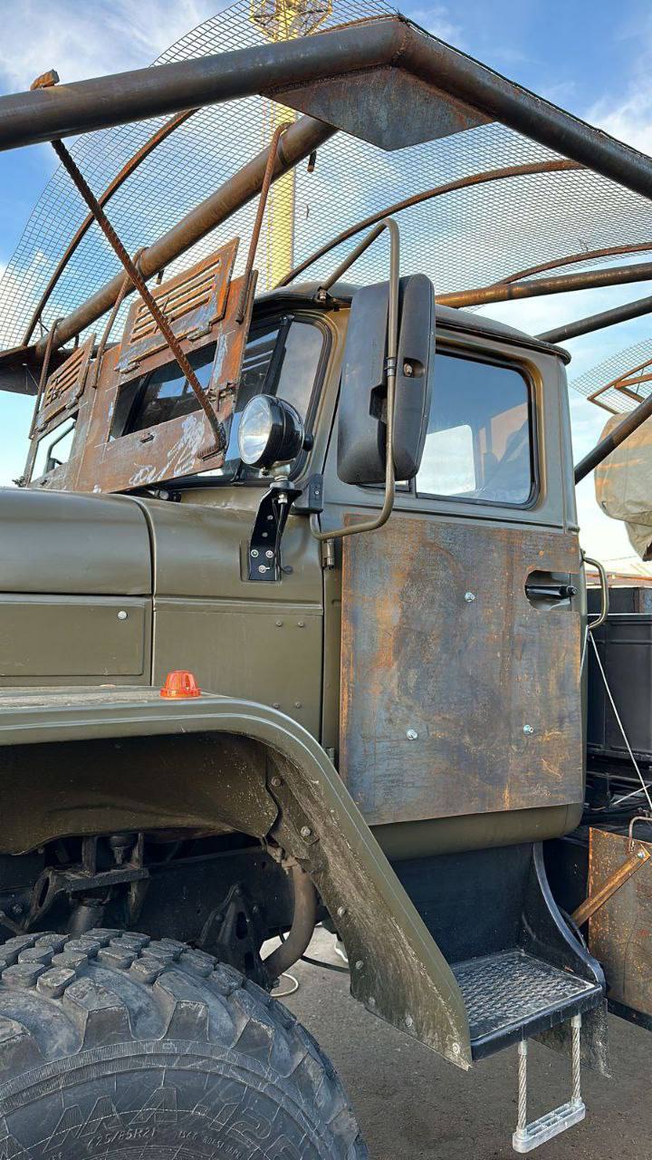 Российский "Град" с наваренной кустарной защитой от дронов