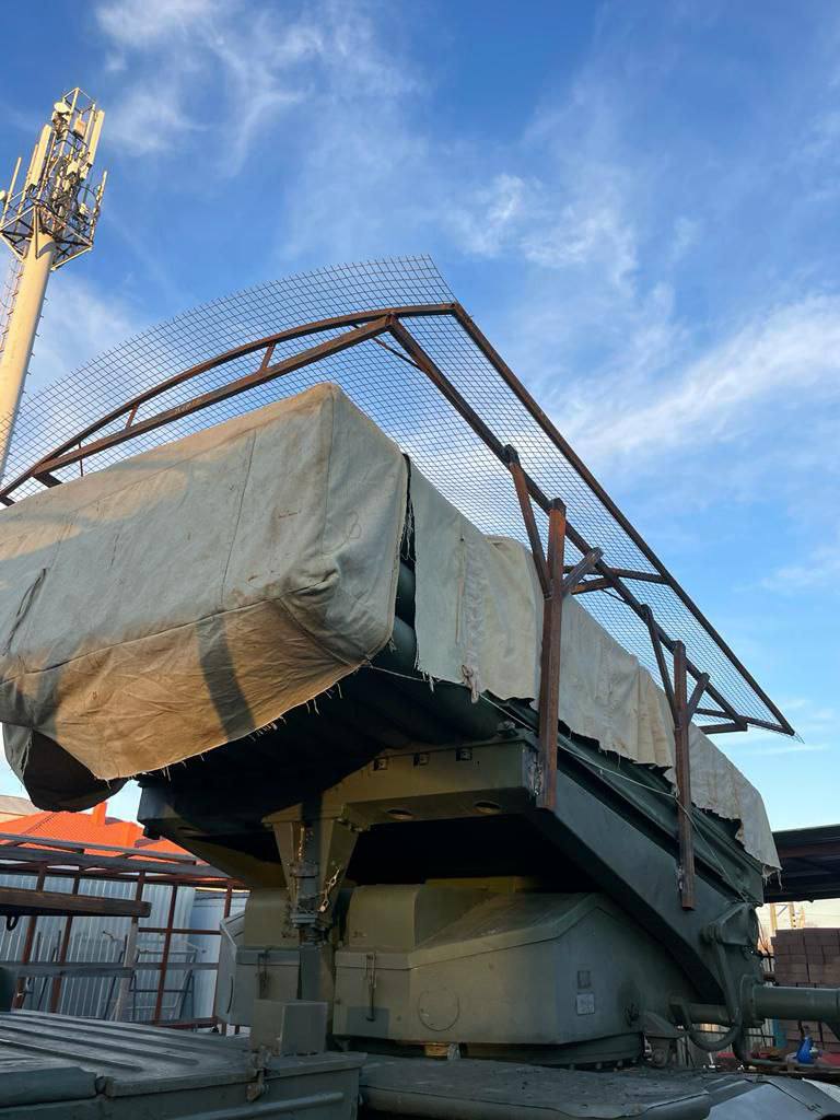 Российский "Град" с наваренной кустарной защитой от дронов