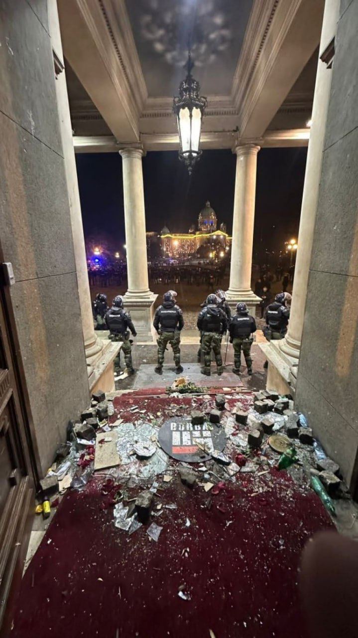 Выбитые окна, разгромленная техника и мебель – как сейчас выглядит здание сербского парламента