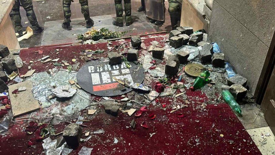 Выбитые окна, разгромленная техника и мебель – как сейчас выглядит здание сербского парламента