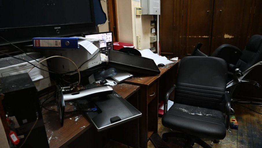 Выбитые окна, разгромленная техника и мебель – как сейчас выглядит здание сербского парламента