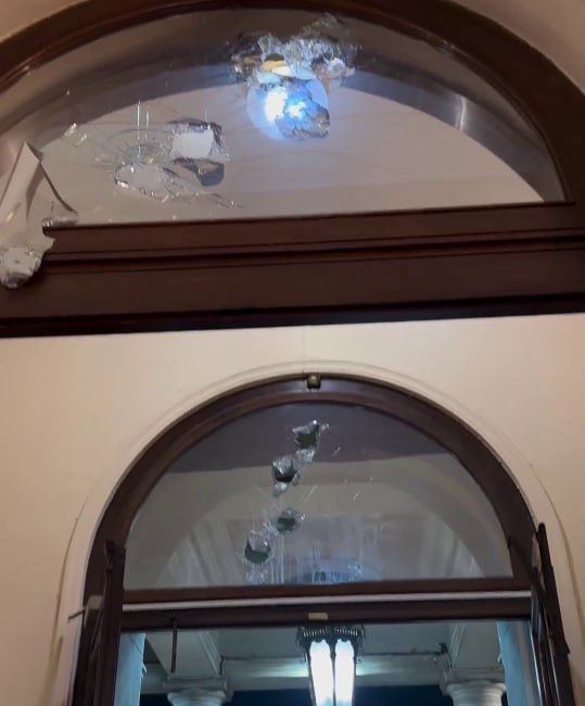 Выбитые окна, разгромленная техника и мебель – как сейчас выглядит здание сербского парламента