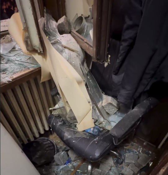 Выбитые окна, разгромленная техника и мебель – как сейчас выглядит здание сербского парламента