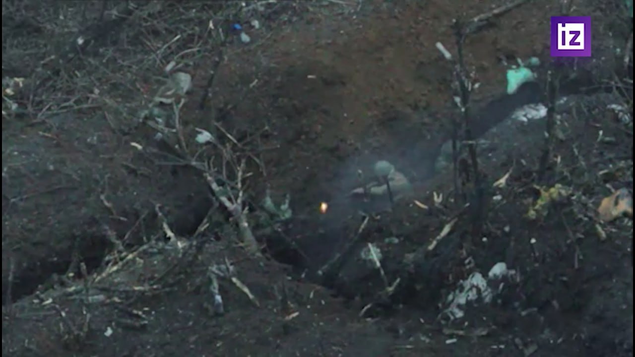 Кадры ожесточенного ближнего боя российского штурмовика с украинском солдатом в одной из последних траншей противника на окраине Марьинки