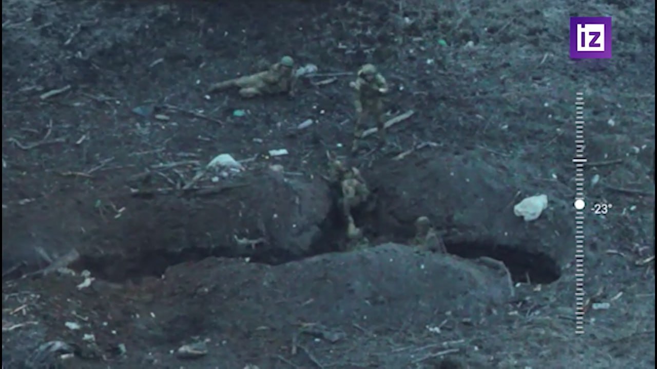 Кадры ожесточенного ближнего боя российского штурмовика с украинском солдатом в одной из последних траншей противника на окраине Марьинки