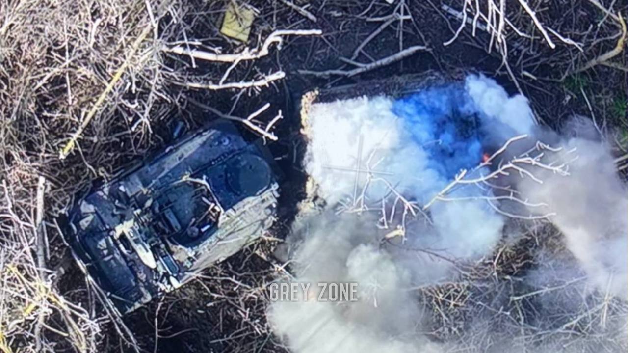 Проводя воздушную разведку близ населённого пункта Песчановка в Херсонской области, на левом берегу был обнаружен девятитонный гусеничный двусоставный вездеход BvS-10