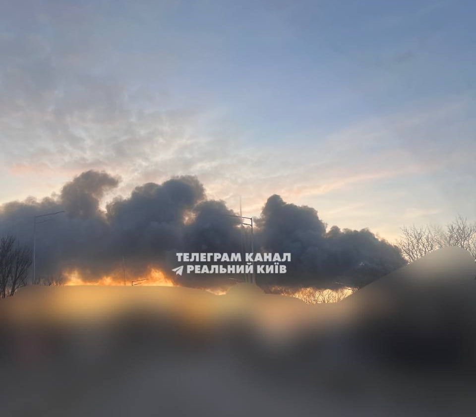 В Киеве после прилётов пылает складское помещение