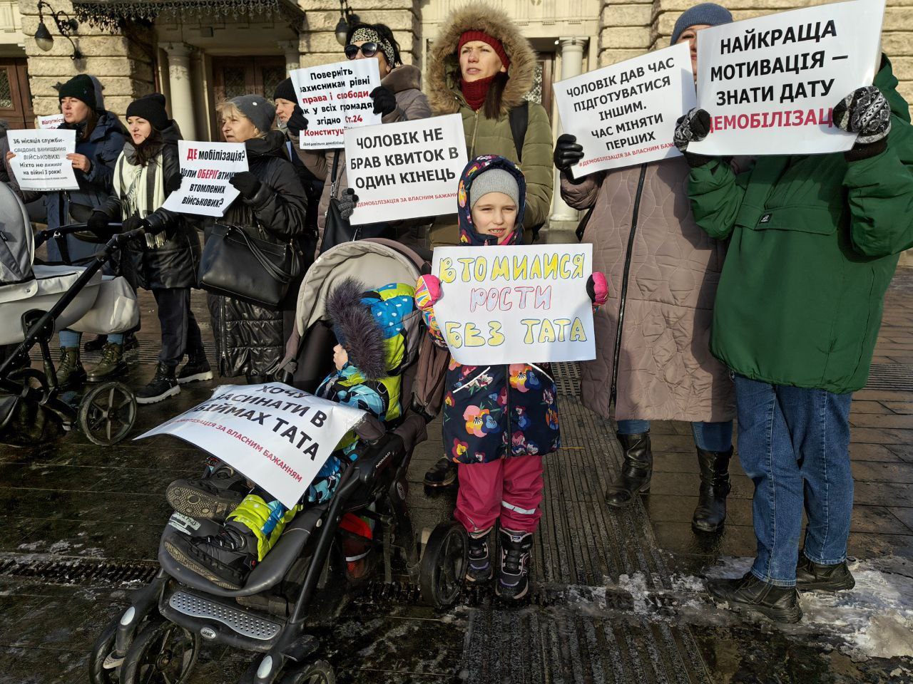 Закономерным результатом публикации нашумевшего законопроекта о мобилизации на так называемой Украине стали протесты родственников уже мобилизованных членов ВСУ