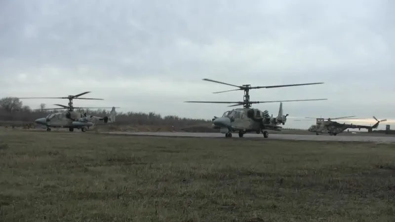 Экипажи ударных вертолетов Ка-52 при помощи неуправляемых авиационных ...