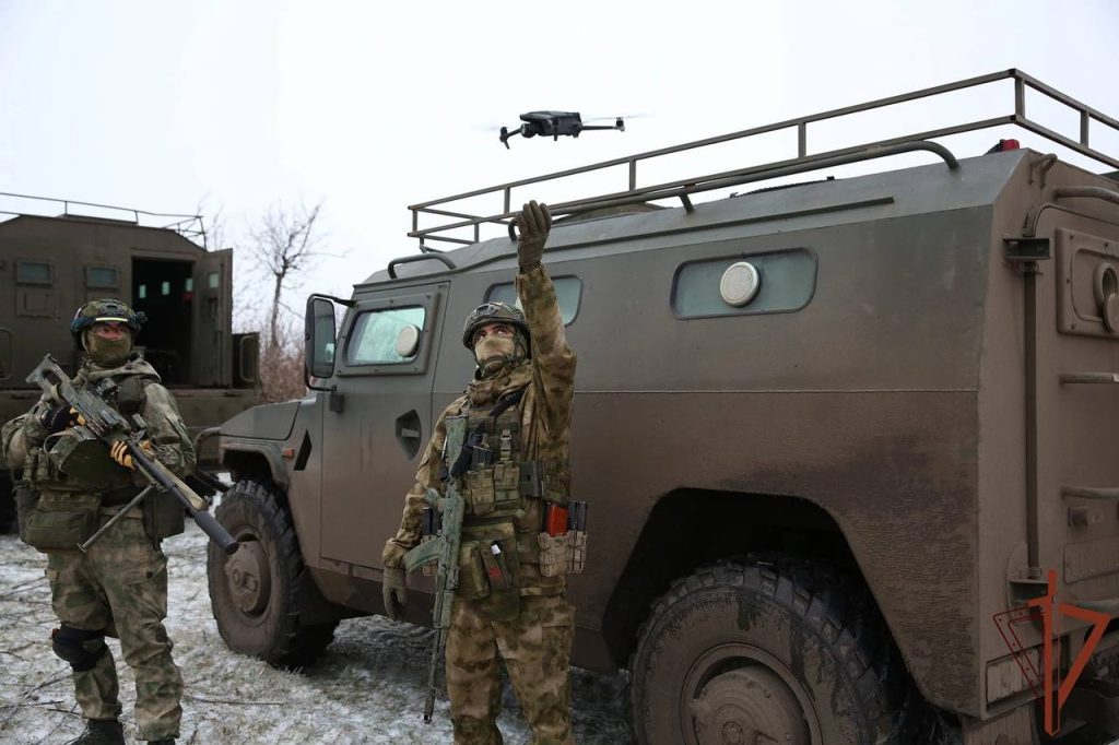 Бойцы спецназа ФСВНГ рядом с штатным бронеавтомобилем СБМ ВПК-233136 «Тигр» и Урал Федерал (Звезда-В) в зоне СВО