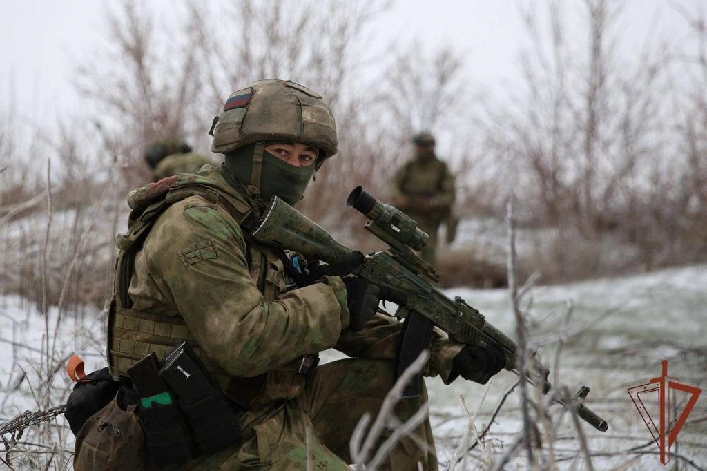 Бойцы спецназа ФСВНГ рядом с штатным бронеавтомобилем СБМ ВПК-233136 «Тигр» и Урал Федерал (Звезда-В) в зоне СВО