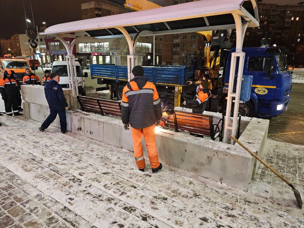 В Белгороде остановки начали укреплять бетонными блоками