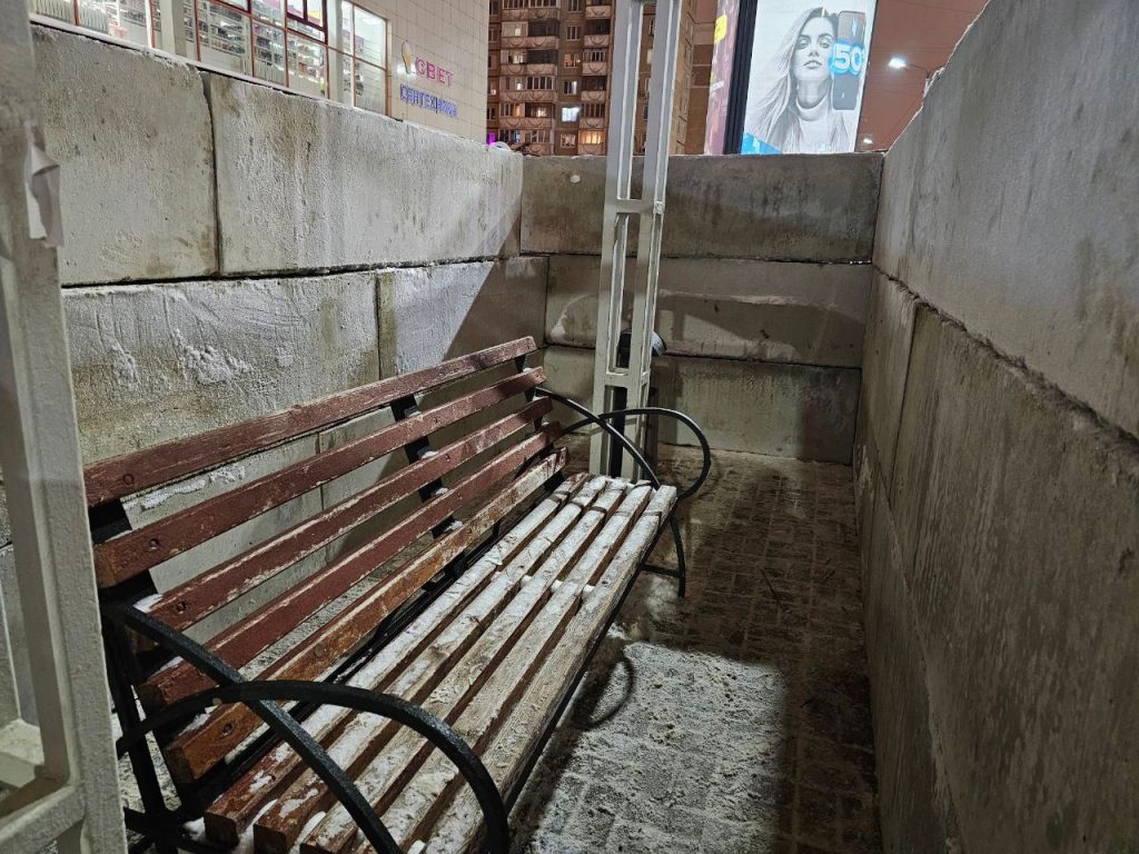 В Белгороде остановки начали укреплять бетонными блоками