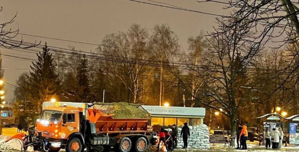 В Белгороде остановки начали укреплять бетонными блоками