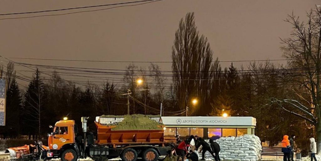 В Белгороде остановки начали укреплять бетонными блоками