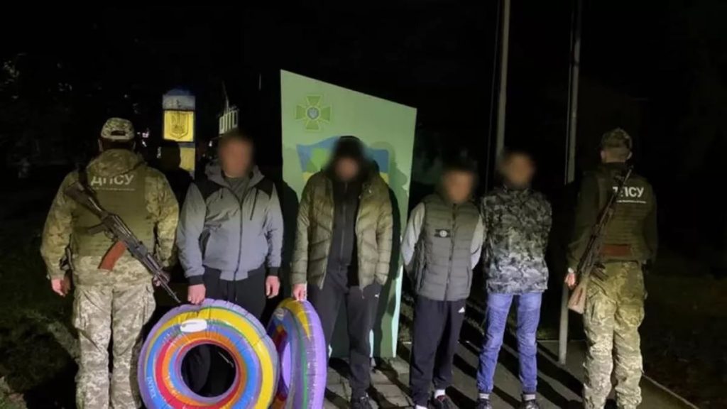 Украинцы массово пытаются уплыть от бойни в Европу используя всё от шин до ласт