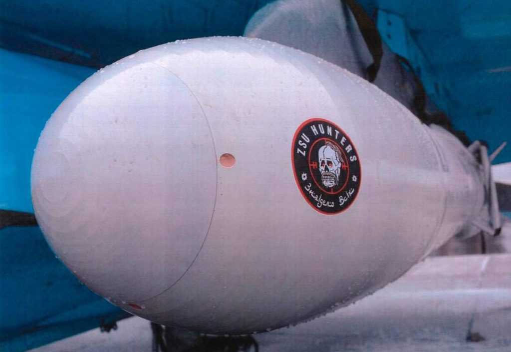 Подборочка планирующих авиабомб различных калибров и ракет, подготовленных к отправке на головы противника