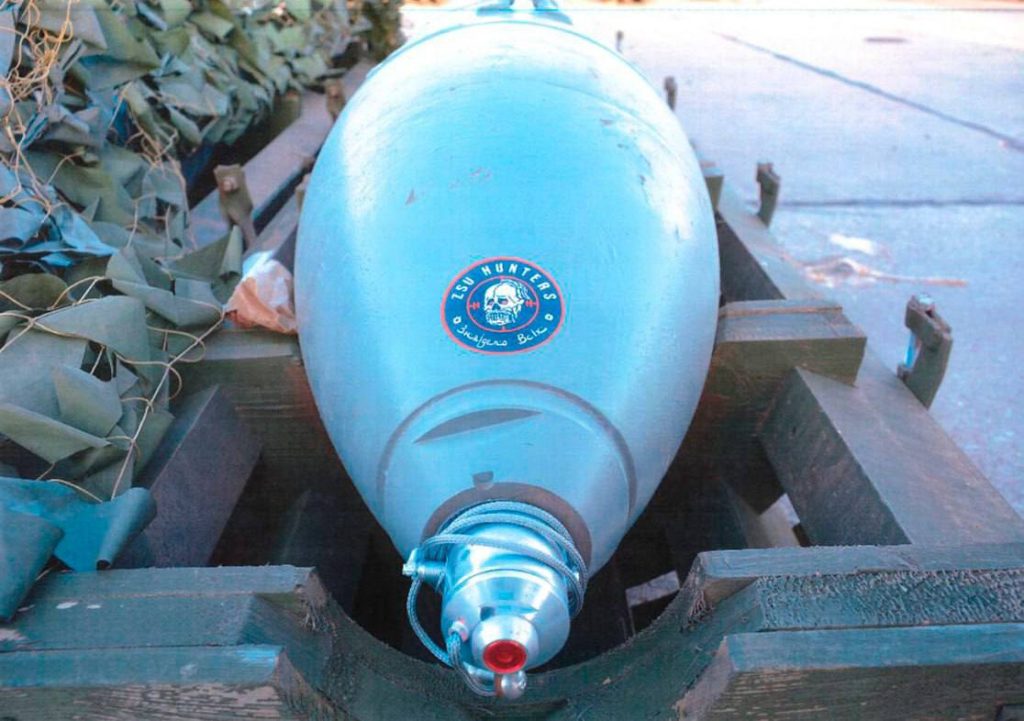 Подборочка планирующих авиабомб различных калибров и ракет, подготовленных к отправке на головы противника