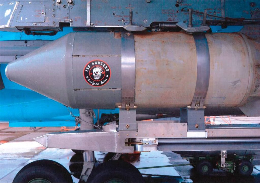 Подборочка планирующих авиабомб различных калибров и ракет, подготовленных к отправке на головы противника