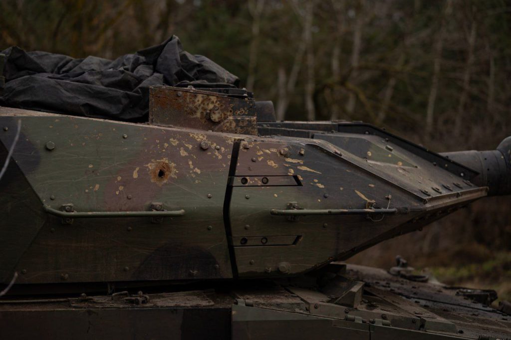 Украинский танк Leopard 2A6 со следами попадания ПТУР в башню