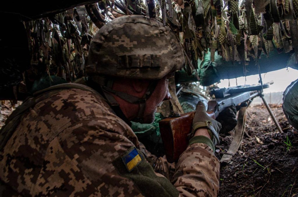 Советский пулемет ДП-27 времен ВОВ на вооружении украинских солдат из 4-й танковой бригады ВСУ