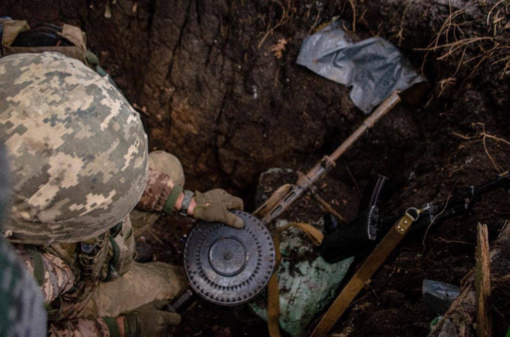 Советский пулемет ДП-27 времен ВОВ на вооружении украинских солдат из 4-й танковой бригады ВСУ