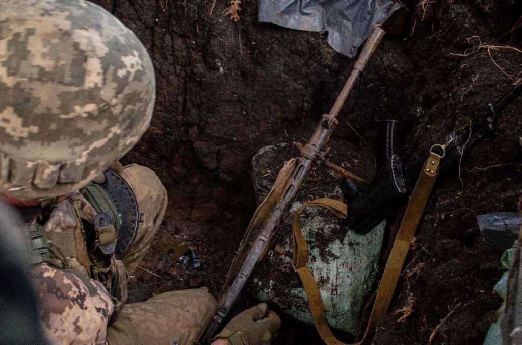 Советский пулемет ДП-27 времен ВОВ на вооружении украинских солдат из 4-й танковой бригады ВСУ