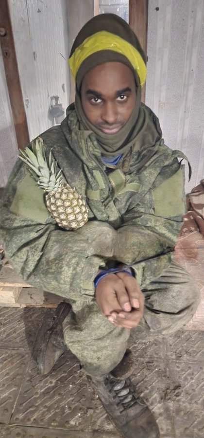 ВСУшники поймали в плен черноруса и сделали фото где он держит ананас и банан