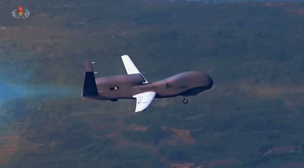 В китайском сегменте интернета появилась интересная публикация об увиденном на первой презентации северокорейского тяжёлого БЛА 샛별-4 "Утренняя Звезда - 4"