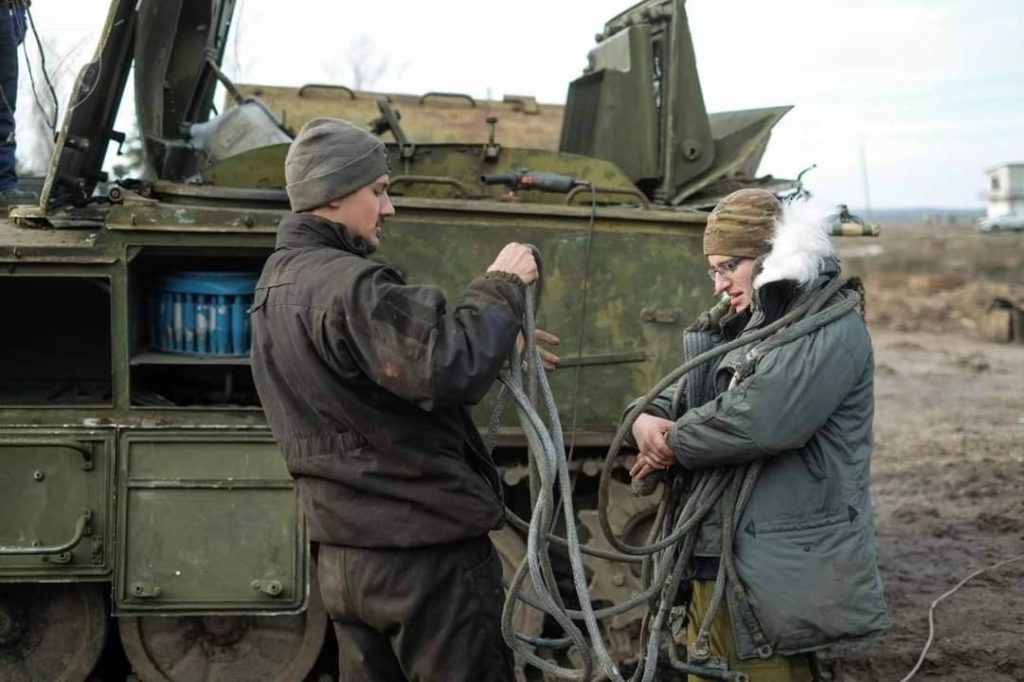 Шасси пусковой установки ЗРК «Куб» с установленной башней от БРДМ-2, используемое украинской армией в качестве тягача для техники