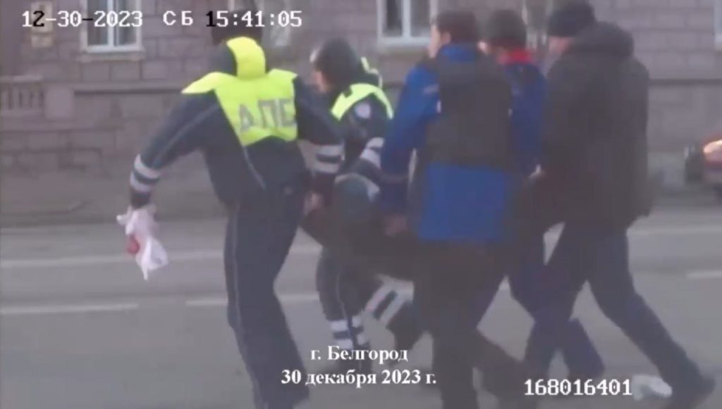 Кадры с видеорегистраторов сотрудников полиции в Белгороде, оказавшихся в эпицентре украинского обстрела города 30 декабря 2023 года