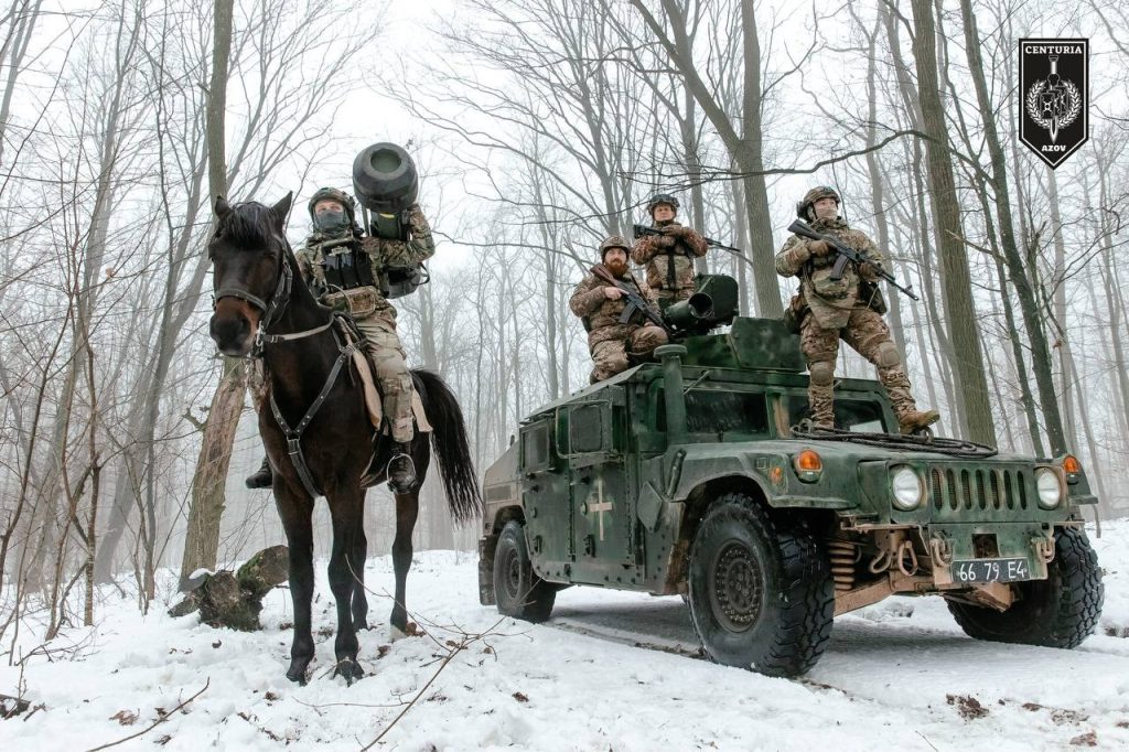 Постановочная фотосессия 3-й отдельной штурмовой бригады ВСУ на верхом на лошадях с ПТРК FGM-148 Javelin и HMMWV с установленным ПТРК BGM-71 TOW