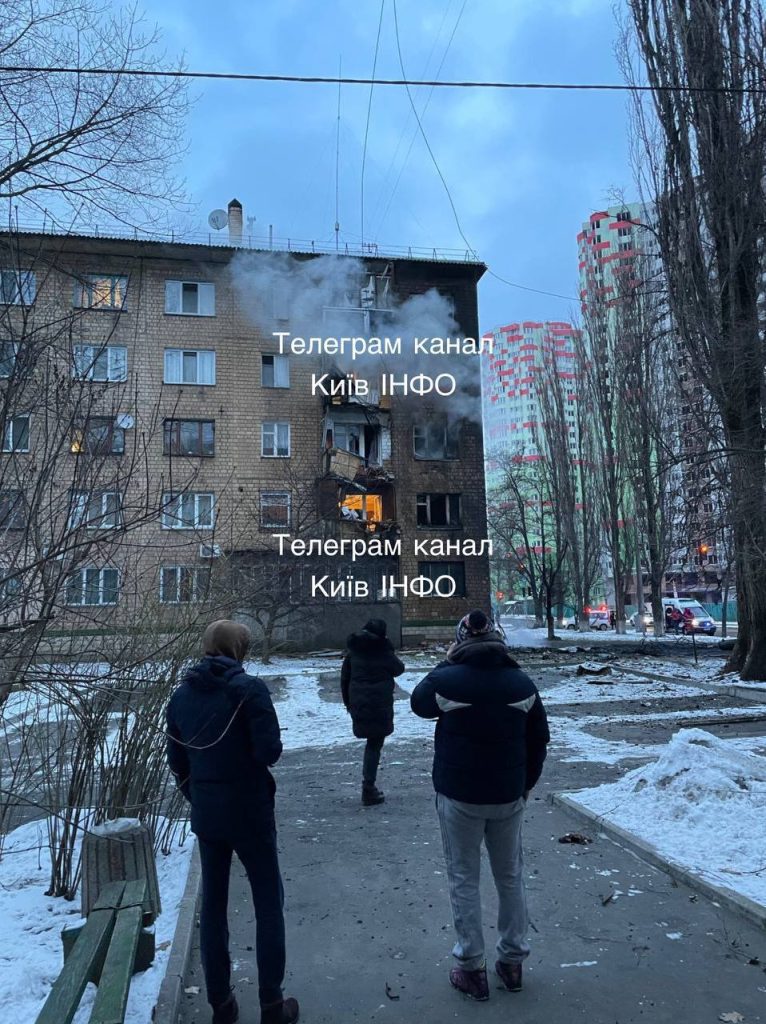 В Киеве имелось и традиционное попадание украинской зенитной ракеты в жилой дом