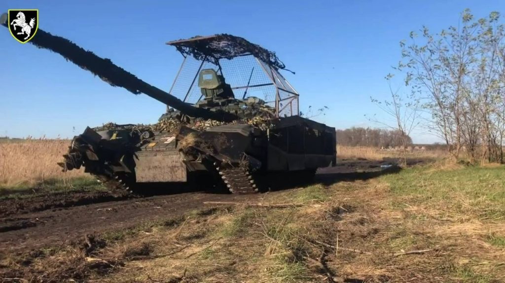 Вражеский Т-72М1 1-ой ТБ ВСУ с дополнительными самопальными экранами и «голубятней» на башне