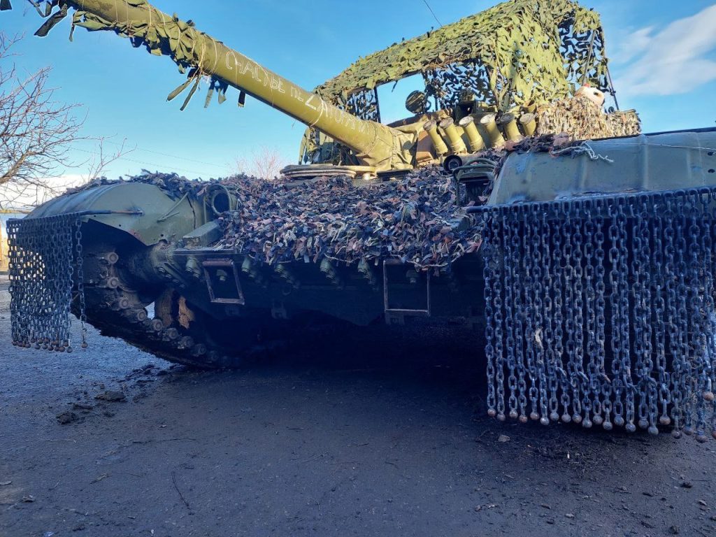 Необычный российский Т-72А с масштабным защитным козырьком на башне и МТО