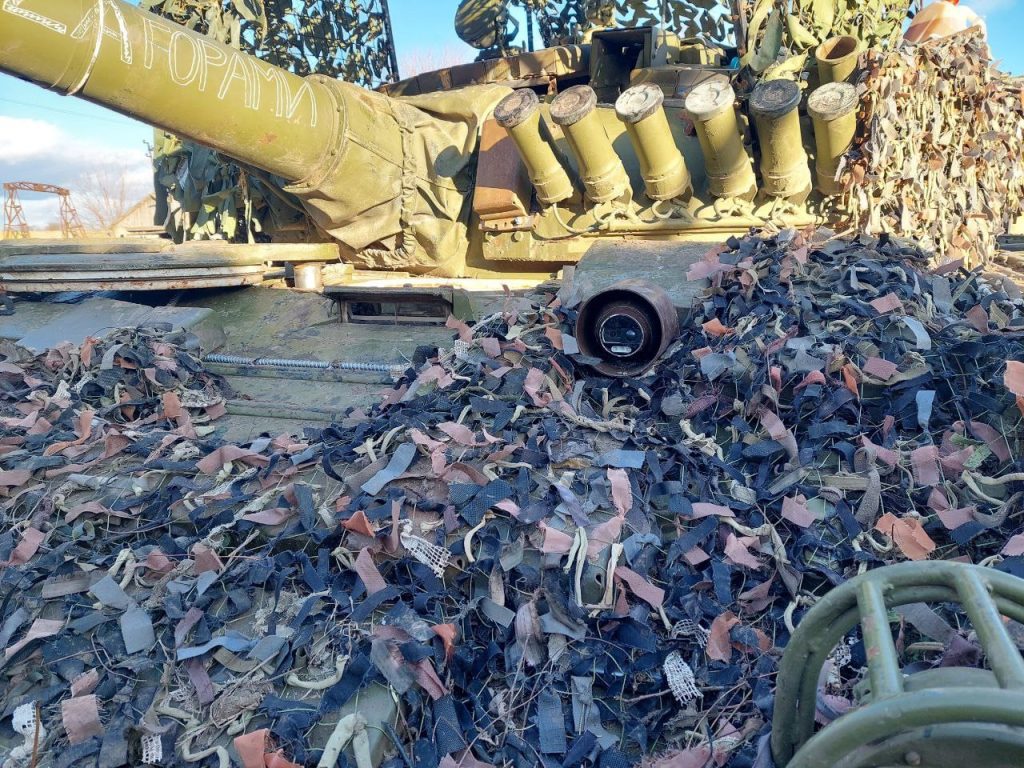 Необычный российский Т-72А с масштабным защитным козырьком на башне и МТО