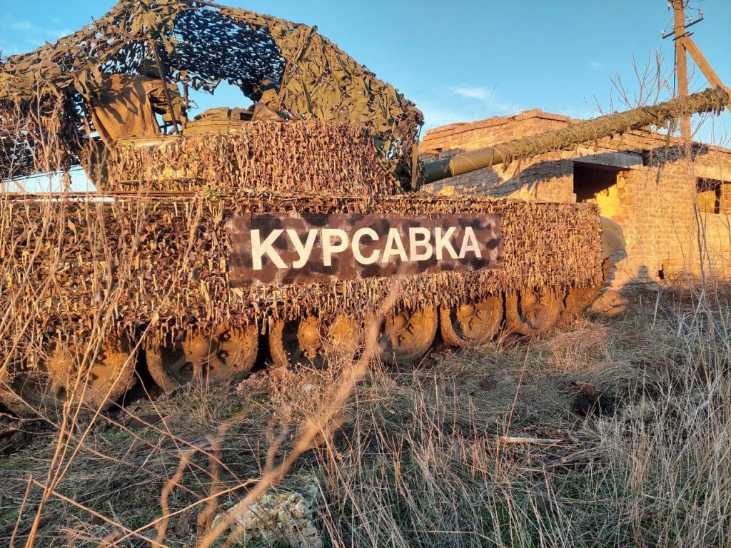 Необычный российский Т-72А с масштабным защитным козырьком на башне и МТО