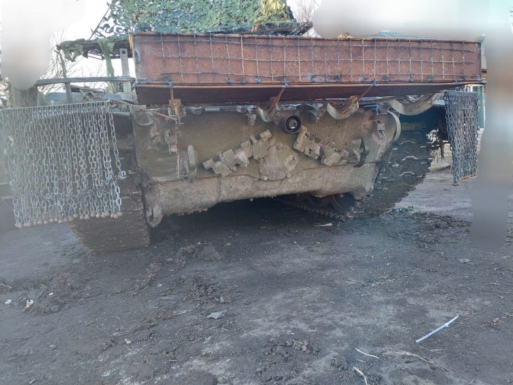 Необычный российский Т-72А с масштабным защитным козырьком на башне и МТО