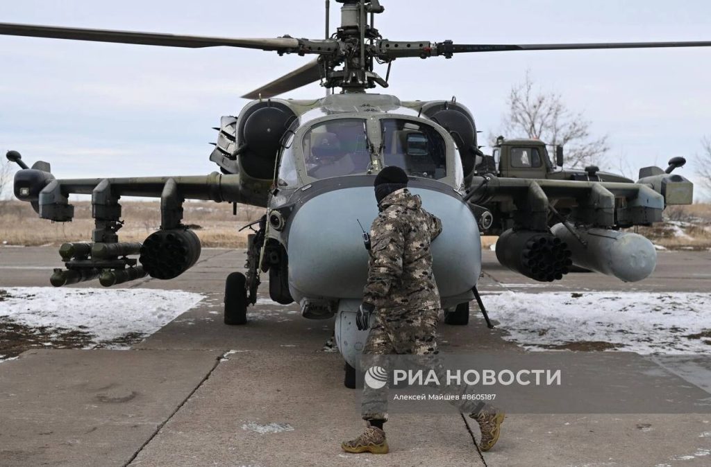 Подготовка ударного вертолёта Ка-52 к боевому вылету в зоне проведения СВО