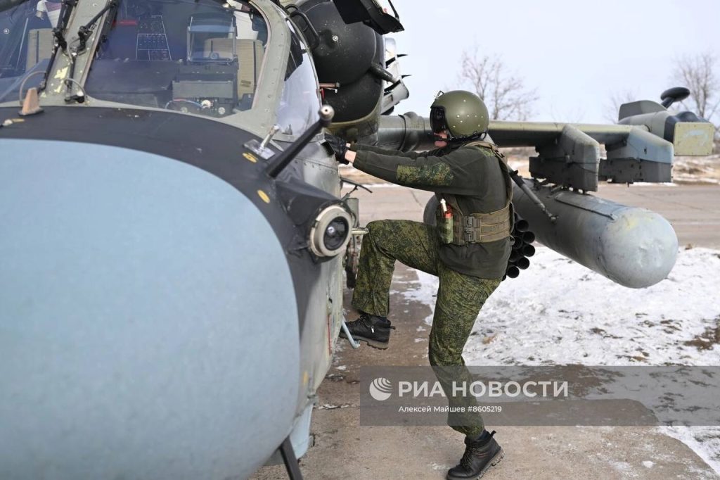 Подготовка ударного вертолёта Ка-52 к боевому вылету в зоне проведения СВО