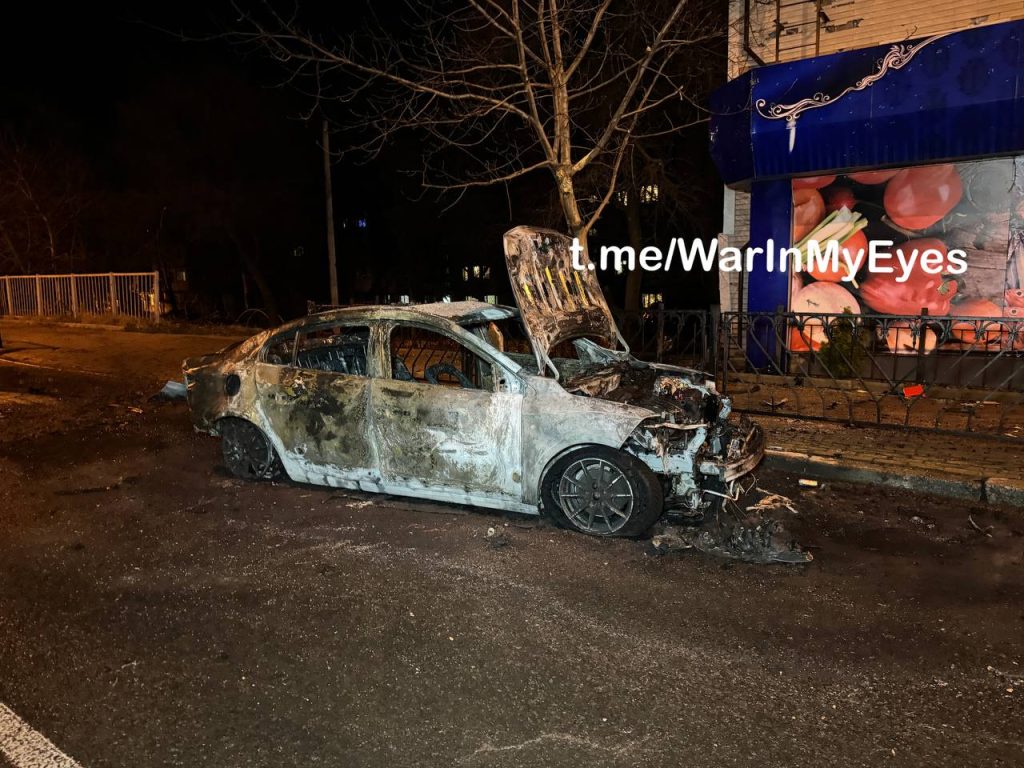 Последствия обстрела центра Донецка из РСЗО в 00:10 1 января. Погибли 3 человека 7 ранено.