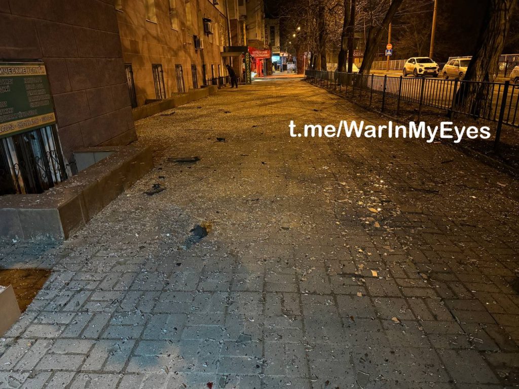 Последствия обстрела центра Донецка из РСЗО в 00:10 1 января. Погибли 3 человека 7 ранено.